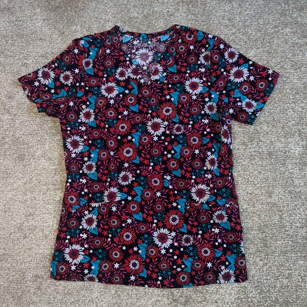 UA Flex Red, White & Blue Floral Pattern Women’s Fitted Scrub top, size Small